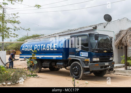 Offre de camion d'eau potable aux résidents en milieu rural. La Colombie, l'Amérique du Sud. Banque D'Images