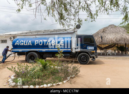 Offre de camion d'eau potable aux résidents en milieu rural. La Colombie, l'Amérique du Sud. Banque D'Images