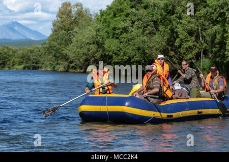 Voyage d'été sur le Kamchatka - groupe de touristes, voyageurs flottant sur la montagne calme sur la rivière raft sur fond de forêt verte sur sunny day Banque D'Images