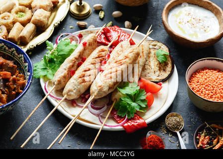 Shish kebab, brochettes de viande ou des brochettes garnies de persil, graines de grenade et de légumes grillés Banque D'Images
