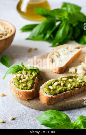 Bruschetta au pesto sur planche de bois. Focus sélectif. Antipasti italiens traditionnels Banque D'Images