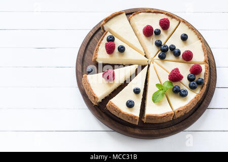 Gâteau au fromage avec fruits d'été coupées en morceaux sur fond blanc. Vue supérieure avec copie espace pour le texte Banque D'Images