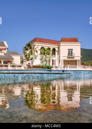 Pavilion d'un complexe de luxe reflète dans un étang, Sanya, Chine Banque D'Images