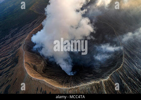 Majestueux Mont Bromo vue aérienne au lever du soleil, de l'Indonésie Banque D'Images