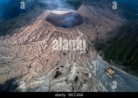 Majestueux Mont Bromo vue aérienne au lever du soleil, de l'Indonésie Banque D'Images