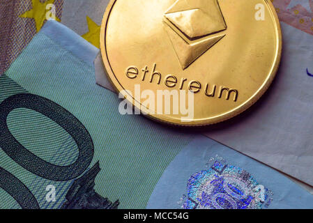 Pièces Ethereum sur les billets en euros, monnaie financière concept futur crypto, service de signe. Banque D'Images
