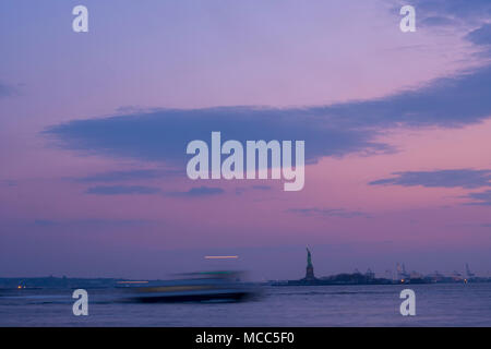 Soleil derrière Lady Liberty vus de Battery Park à Manhattan, New York, avril 2018. Banque D'Images