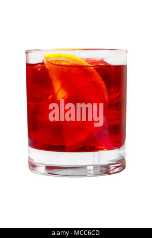 Une couleur rouge transparent, cocktail dans un verre bas avec des cubes de glace et de tranche d'orange, citron aromatisé avec des baies, cerises, pamplemousse. Vue de côté. Isol Banque D'Images