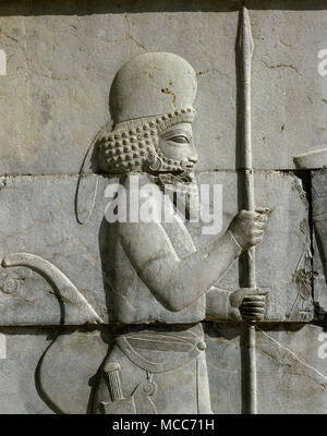 L'Empire achéménide. Persepolis. Relief d'un Mède soldat (capot rond), détail . Le tripylon ou Palais Central. 5ème siècle BC. L'Iran (Perse). Banque D'Images