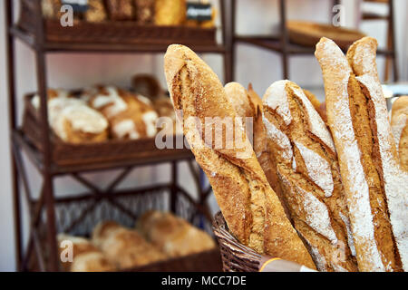 Baguettes de pain dans un panier de cuisson dans le shop Banque D'Images