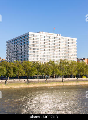 St Thomas' Hospital sur les bords de la rivière Thames est un grand hôpital d'enseignement de l'ENM dans le centre de Londres, Angleterre. Banque D'Images