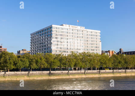 St Thomas' Hospital sur les bords de la rivière Thames est un grand hôpital d'enseignement de l'ENM dans le centre de Londres, Angleterre. Banque D'Images