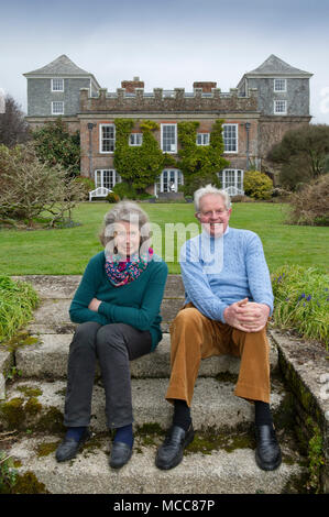 Lord et Lady Boyd (Simon & Alice Boyd) Château de Ince,Yorkshire,Cornwall,UK,montrant la folie shellhouse sphinx,Ornement de jardin,salon etc. Banque D'Images