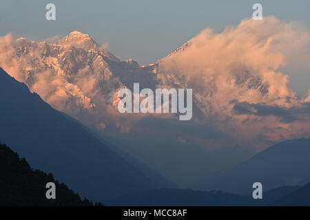 Everest, Lhotse, Nuptse et au coucher du soleil vu de Namche Bazar, au Népal Banque D'Images