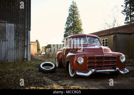 American Vintage Pickup dans les emplacement industriel délabré Banque D'Images