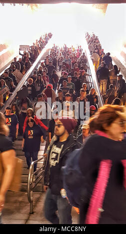 Les gens descendre et monter un escalier à la Marche des femmes à Los Angeles en Californie. Banque D'Images
