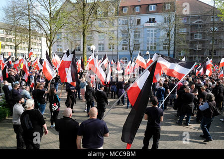 Dortmund, 14 avril 2018 : mars néonazie à Dortmund/Allemagne. Partis d'extrême droite comme le parti 'Die Rechte" (l'homme) qui demande à la rubrique EUROPE éveillé un 'white Europe' --- Dortmund 14.04.2018 : Neonazi-Demonstration à Dortmund. Rechtsextremistische Parteien wie die Partei Dortmunder 'Die' Rechte fordern unter der Überschrift "EUROPA ERWACHE" ein 'weisses Europa" Banque D'Images