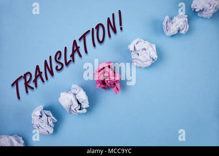 Écriture rédaction Traduction Appel de motivation. Sens Concept Transformer mots ou textes écrits dans une autre langue, fond bleu clair Cru Banque D'Images