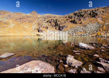 Lac Bocche (Lago di Bocche). Parc naturel Paneveggio pale di San Martino. Trentin. Saison d'automne. Alpes italiennes. Europe. Banque D'Images