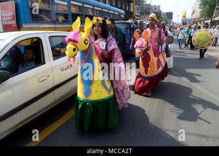 Kolkata, Inde. Apr 15, 2018. Bengali Nouvel An. Les gens participent à une procession colorée pour fêter le Nouvel An Bengali. Credit : Saikat Paul/Pacific Press/Alamy Live News Banque D'Images