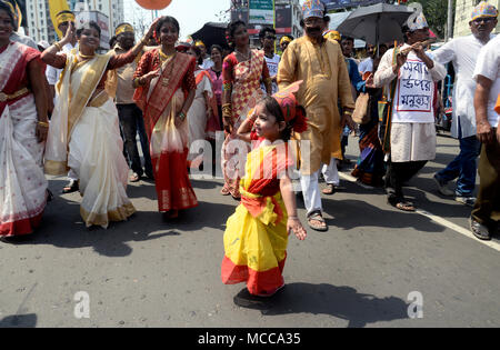 Kolkata, Inde. Apr 15, 2018. Fille Bengali Bengali danses pendant la procession du Nouvel An. Les gens participent à une procession colorée pour fêter le Nouvel An Bengali. Credit : Saikat Paul/Pacific Press/Alamy Live News Banque D'Images