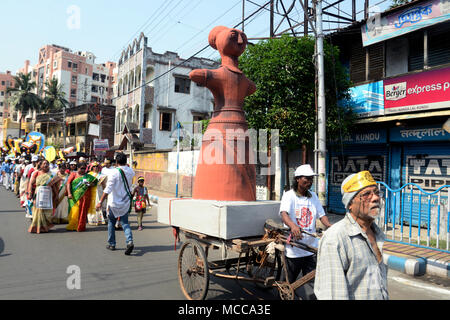 Kolkata, Inde. Apr 15, 2018. Bengali personnes prendre part à un rassemblement populaire connu comme Sobhayatra Mongal Bengali sur Nouvelle Année matin.Les gens participent à une procession colorée pour fêter le Nouvel An Bengali. Credit : Saikat Paul/Pacific Press/Alamy Live News Banque D'Images