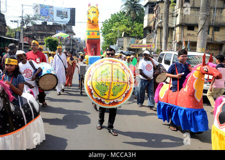 Kolkata, Inde. Apr 15, 2018. Bengali Nouvel An. Les gens participent à une procession colorée pour fêter le Nouvel An Bengali. Credit : Saikat Paul/Pacific Press/Alamy Live News Banque D'Images