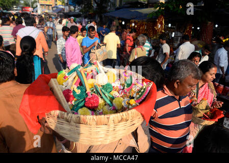 Kolkata, Inde. Apr 15, 2018. Hindu business homme porte Laxmi Ganesh sur leur tête après le culte au temple de Kalighat. Bengali businessman adorer Laxmi Ganesh et ouvrir de nouvelles ressources financières grand livre à l'occasion de la nouvelle année en bengali Temple Kalighat. Credit : Saikat Paul/Pacific Press/Alamy Live News Banque D'Images