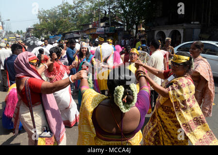 Kolkata, Inde. Apr 15, 2018. Les femmes Bengali Bengali danse pendant la procession du Nouvel An. Les gens participent à une procession colorée pour fêter le Nouvel An Bengali. Credit : Saikat Paul/Pacific Press/Alamy Live News Banque D'Images