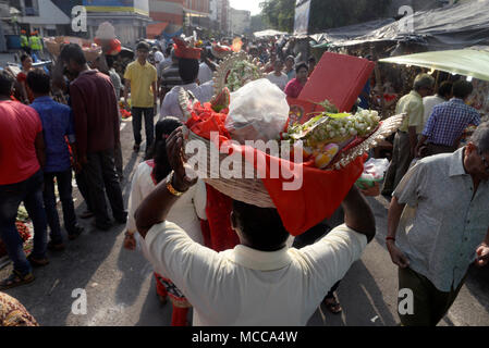 Kolkata, Inde. Apr 15, 2018. Hindu business homme porte Laxmi Ganesh sur leur tête après le culte au temple de Kalighat. Bengali businessman adorer Laxmi Ganesh et ouvrir de nouvelles ressources financières grand livre à l'occasion de la nouvelle année en bengali Temple Kalighat. Credit : Saikat Paul/Pacific Press/Alamy Live News Banque D'Images