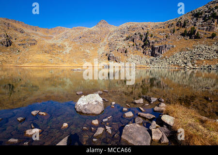 Lac Bocche (Lago di Bocche). Parc naturel Paneveggio pale di San Martino. Trentin. Saison d'automne. Alpes italiennes. Europe. Banque D'Images