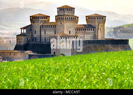 Parma - Italie - château de Torrechiara meadow vale panorama - Émilie-Romagne Banque D'Images