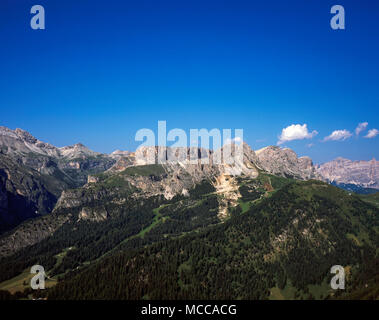 Le CIR se lever au-dessus de la Gran Passo Gardena ou Grodner Joch Selva Val Gardena Dolomites Tyrol du Sud, Italie Banque D'Images