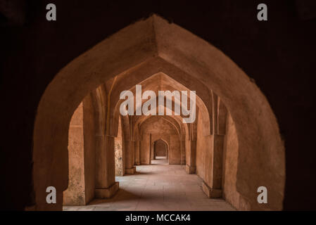 Mandu Inde, ruines de l'islam afghan royaume, l'intérieur du palais, mosquée monument et tombe musulmane. De soleil porte dans couloir sombre. Banque D'Images