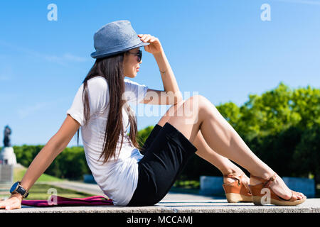 Young Asian woman smiling in the park Banque D'Images