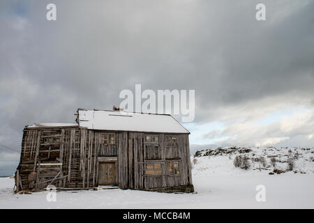 Ferme traditionnelle abandonnés dans Fredvang, Lofoten, Norvège Banque D'Images