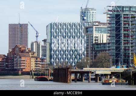 Le nouveau bâtiment de l'ambassade US à neuf Elms et la construction, Vauxhall, Londres. Banque D'Images