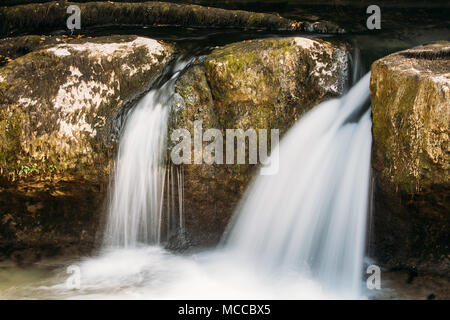 Cascades dans le canyon, la Géorgie. Martvili Abacha paysage Rivière. Monument naturel est situé dans le village. Inchkhuri Banque D'Images