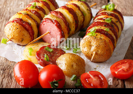 Barbecue de brochettes de pommes de terre savoureuse avec de la saucisse de salami et de gros plan sur les tomates peper. Rustique, horizontale Banque D'Images