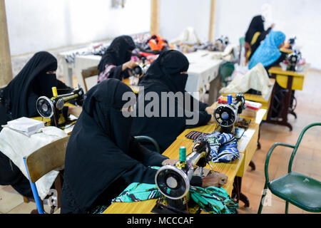 DJIBOUTI , Djibouti Ville, centre pour réfugiés yéménites, les femmes musulmanes voilées en confection classe / DSCHIBUTI, Betreuungszentrum Fluechtlinge Naehkurs jemenitische fuer, Banque D'Images