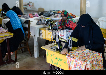 DJIBOUTI , Djibouti Ville, centre pour réfugiés yéménites, les femmes musulmanes voilées en confection classe / DSCHIBUTI, Betreuungszentrum Fluechtlinge Naehkurs jemenitische fuer, Banque D'Images