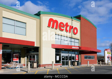 Ottawa, Canada - le 8 avril 2018 : Metro épicerie sur le chemin Merivale. Metro est le troisième plus grand épicier et a son siège à Montréal, Québec Banque D'Images