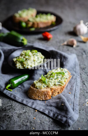 Propagation végétarien sain fait de la courgette, l'oignon vert, l'ail et le fromage à la crème Banque D'Images