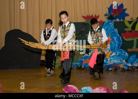 Saint Paul, Minnesota. L'école communautaire de l'excellence. La célébration du Nouvel An Hmong. 4e et 5e année les étudiants jouent le Qeej au nouvel ans festiv Banque D'Images