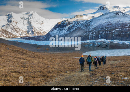 L'approche du groupe de la grotte de glace du glacier au cours de visite de grottes et de crevasses dans Svinafellsjökull, un glacier de vallée écoulement Öraefajökull volcan, une glace ca Banque D'Images