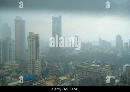 Skyline de Mumbai pendant de fortes pluies de mousson Banque D'Images