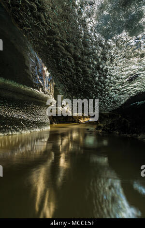 Stream circulant dans la caverne de glace en Svinafellsjökull, un glacier de vallée écoulement Öraefajökull Volcan, un volcan de glace en National Vatnajökull P Banque D'Images