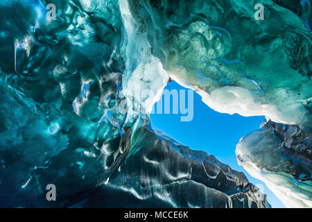 L'aigue-marine spectaculaires formations de glace vue pendant la visite de la grotte de glace, un glacier Svinafellsjökull écoulement Öraefajökull volcan, une glace Banque D'Images