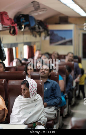 Les passagers sur le train entre Delhi et Mumbai en Inde Banque D'Images