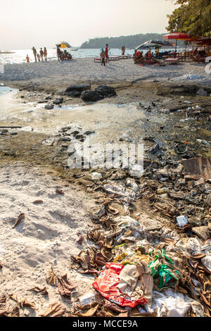 La pollution en plastique sur une plage touristique à Sihanoukville, Cambodge Banque D'Images